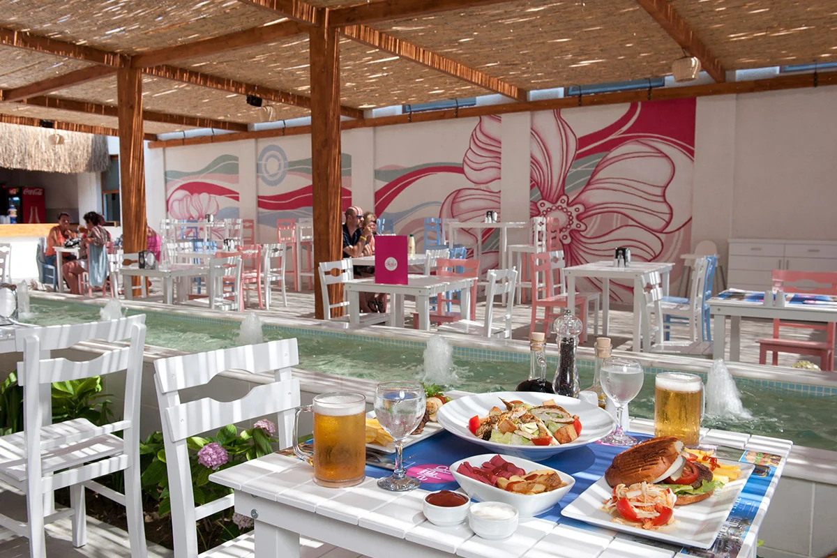 Breakfast and dining at Dilaila Beach